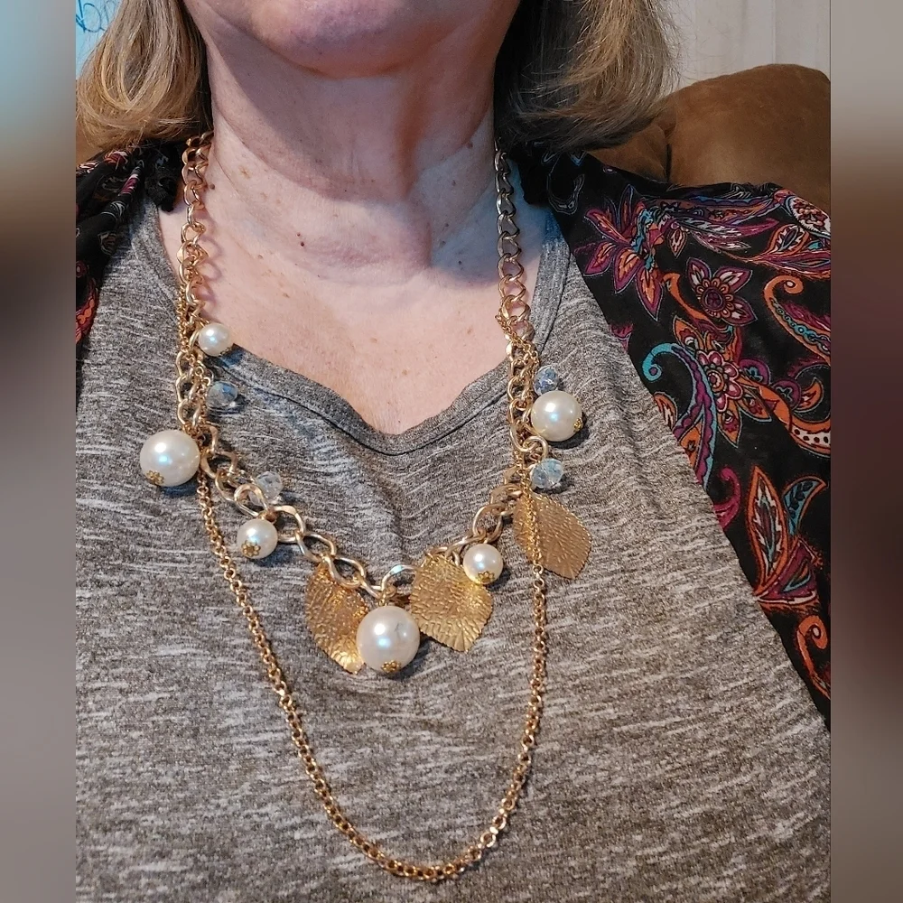 Gold Costume Jewelry with gold leaves and faux pearls - Picture 1 of 3